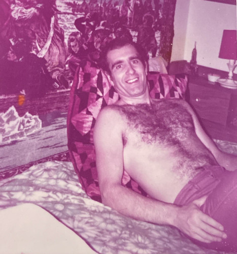 Letto sdraiato uomo peloso